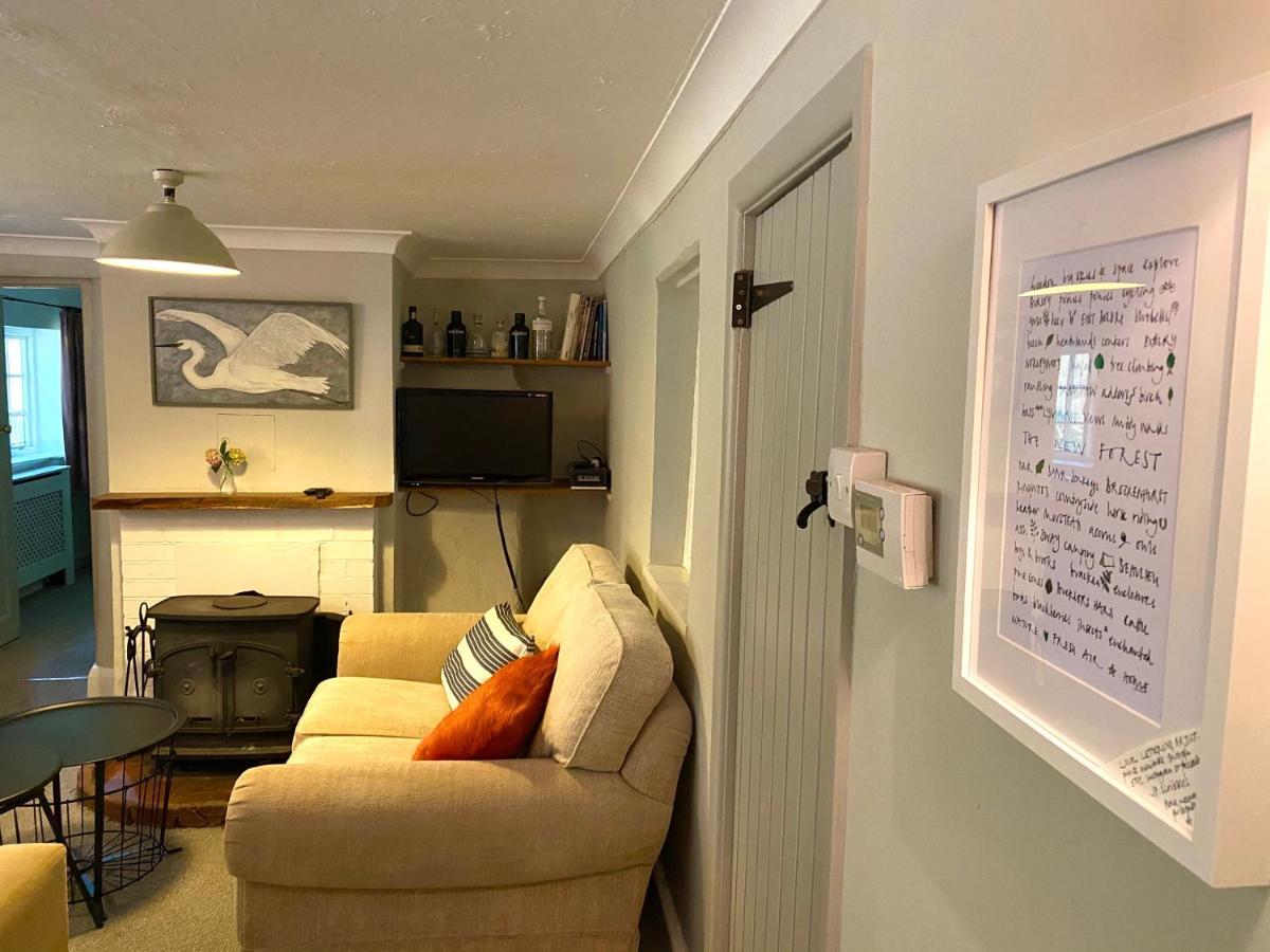 Holly Tree Cottage - 3 Bedrooms And Large Garden With Optional Glamping Double Outside Lymington Exterior photo
