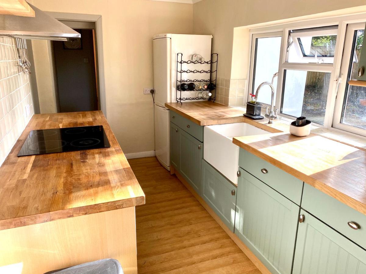 Holly Tree Cottage - 3 Bedrooms And Large Garden With Optional Glamping Double Outside Lymington Exterior photo