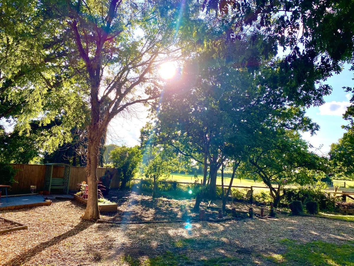 Holly Tree Cottage - 3 Bedrooms And Large Garden With Optional Glamping Double Outside Lymington Exterior photo