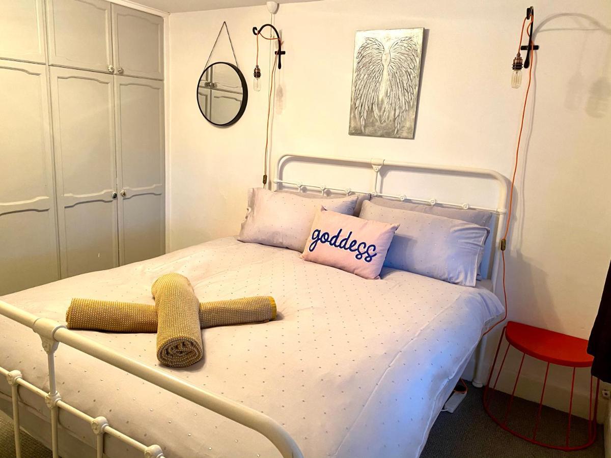 Holly Tree Cottage - 3 Bedrooms And Large Garden With Optional Glamping Double Outside Lymington Exterior photo